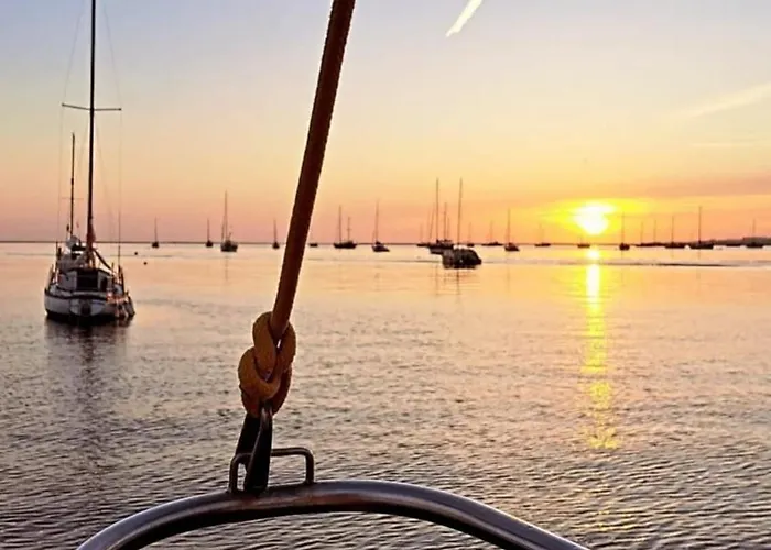 Bateau-hôtel Sisu 1 - Boat House Olhão