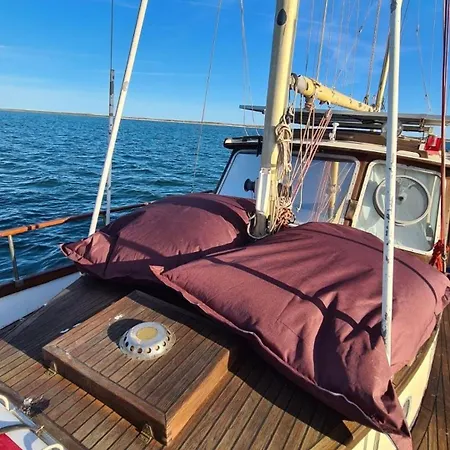 Sisu 1 - Boat House 船上ホテル